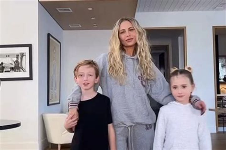 Discover Dorit Kemsley's Sibling Circle